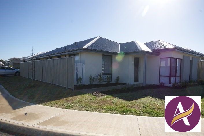3 bedrooms House in 11 Amadeus Way SUCCESS WA, 6164
