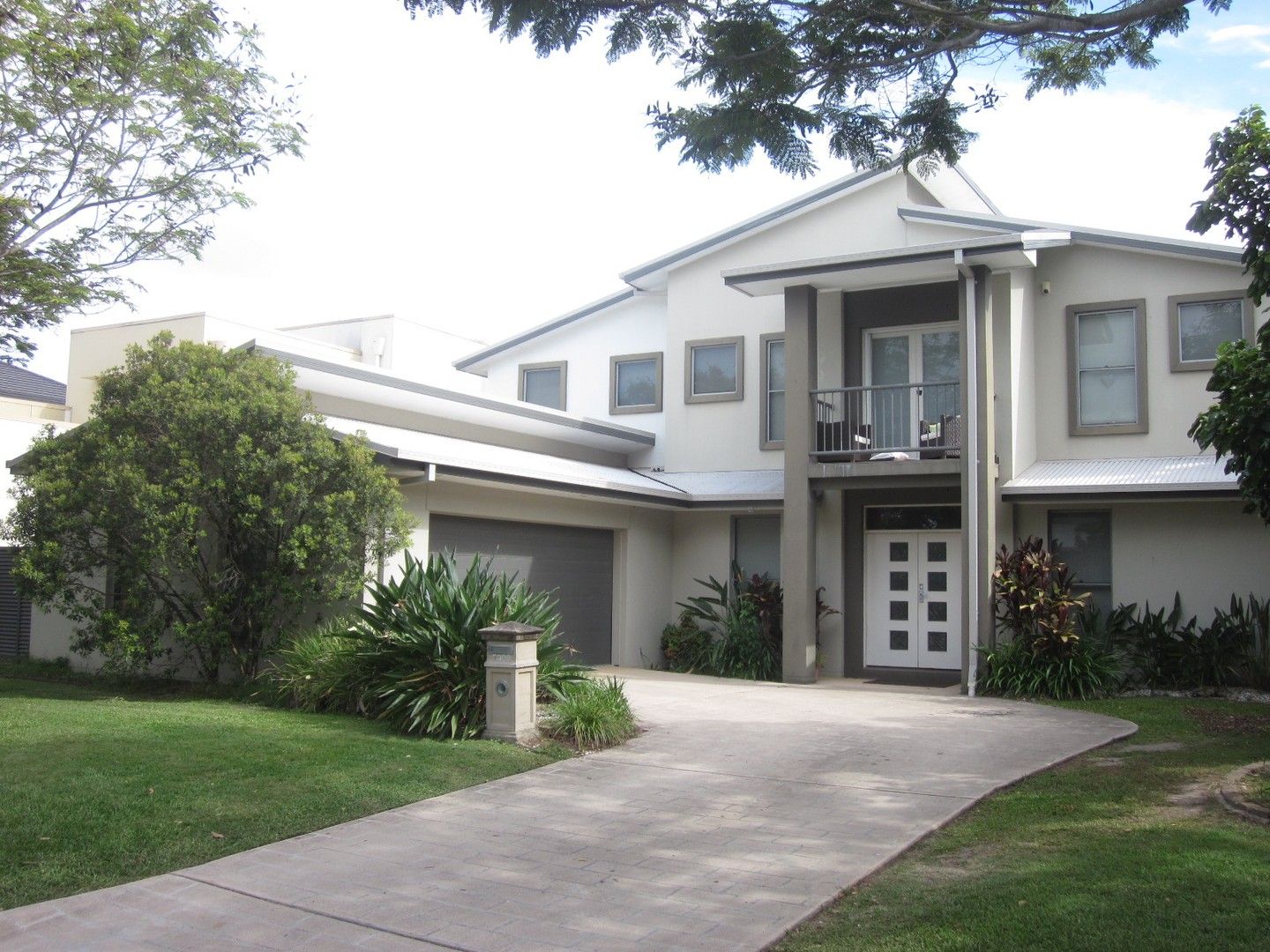 5 bedrooms House in 5006 Emerald Islands Drive CARRARA QLD, 4211