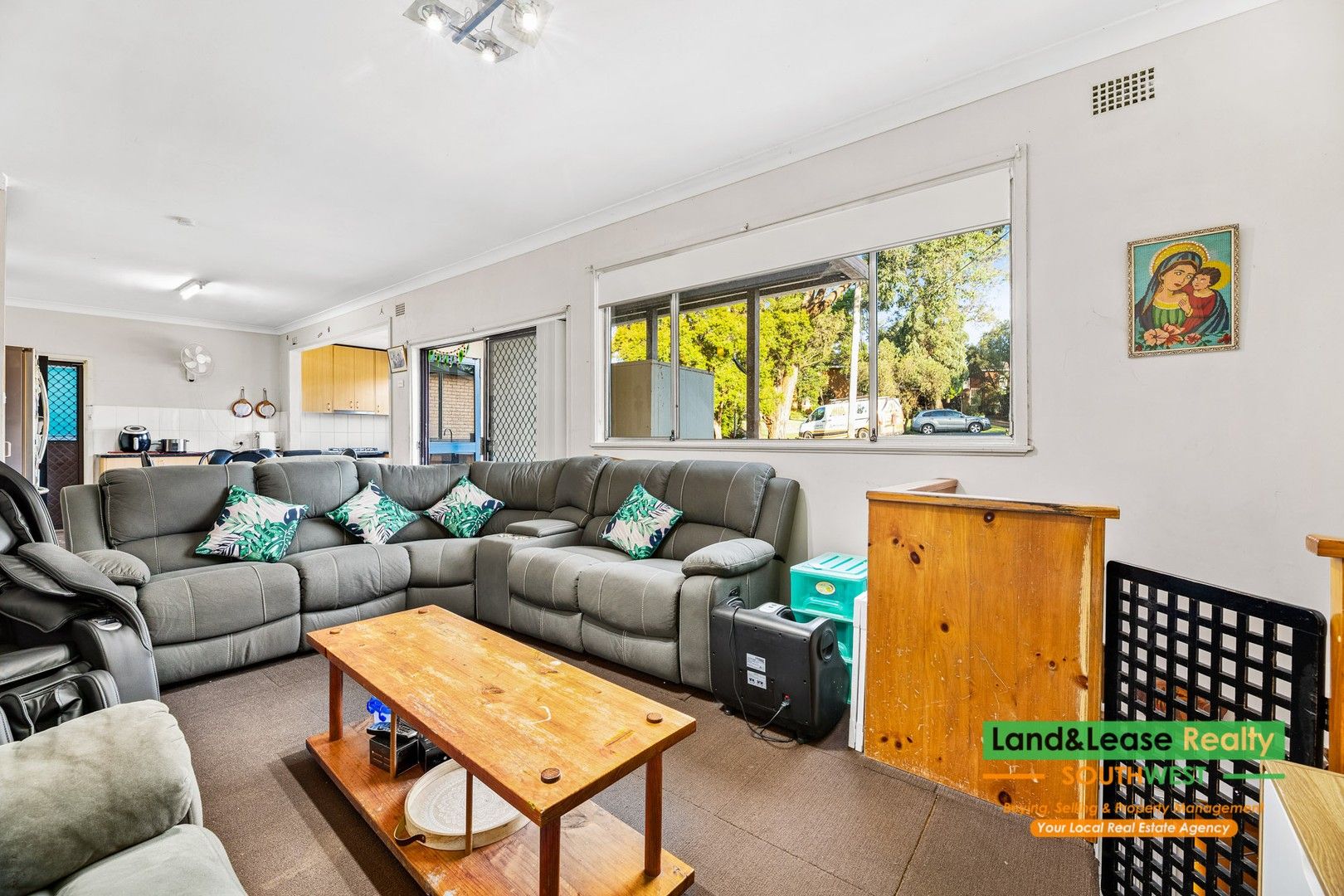 4 bedrooms House in 3 Curran Avenue MACQUARIE FIELDS NSW, 2564