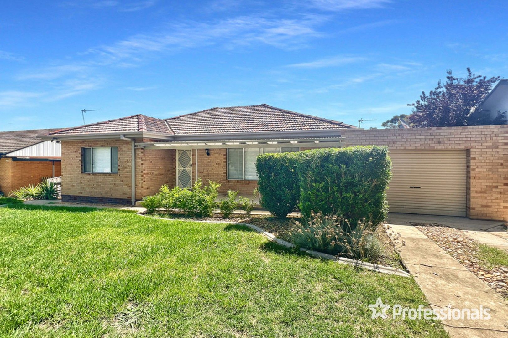 3 bedrooms House in 11A White Avenue KOORINGAL NSW, 2650