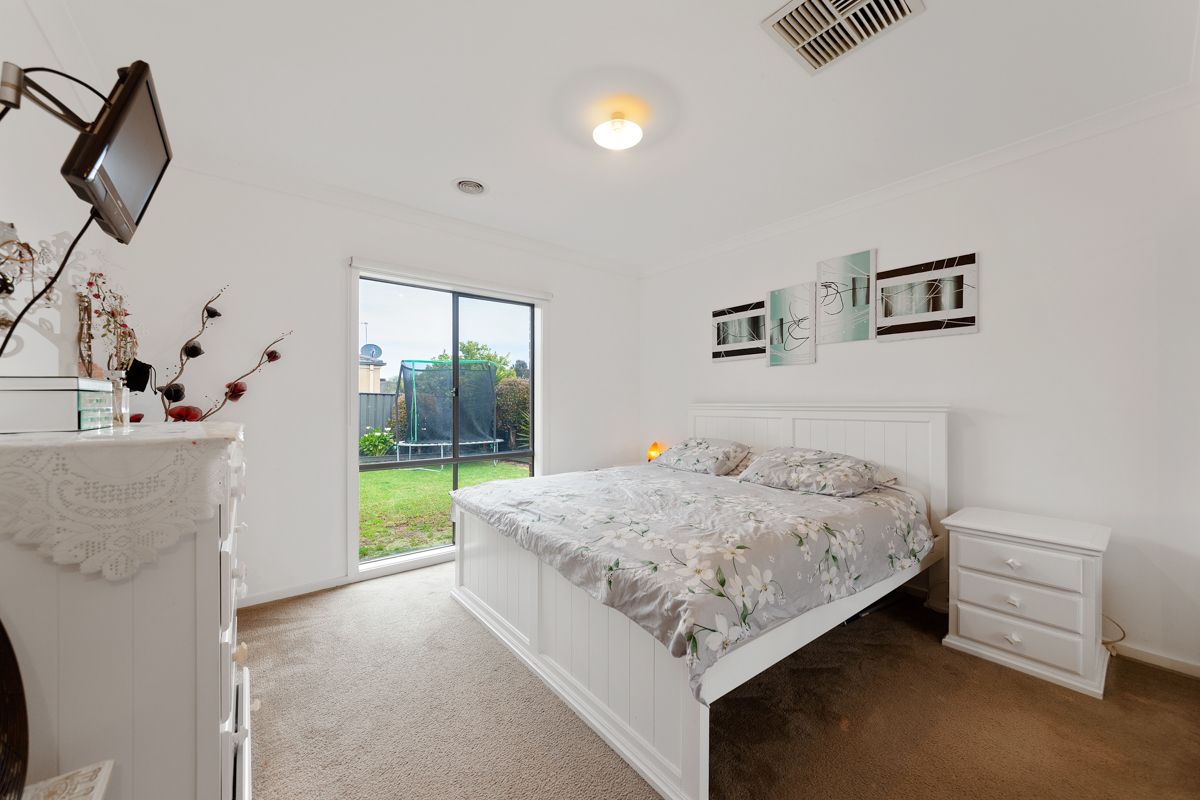 19 Jutland Close, Clyde North VIC 3978, Image 2