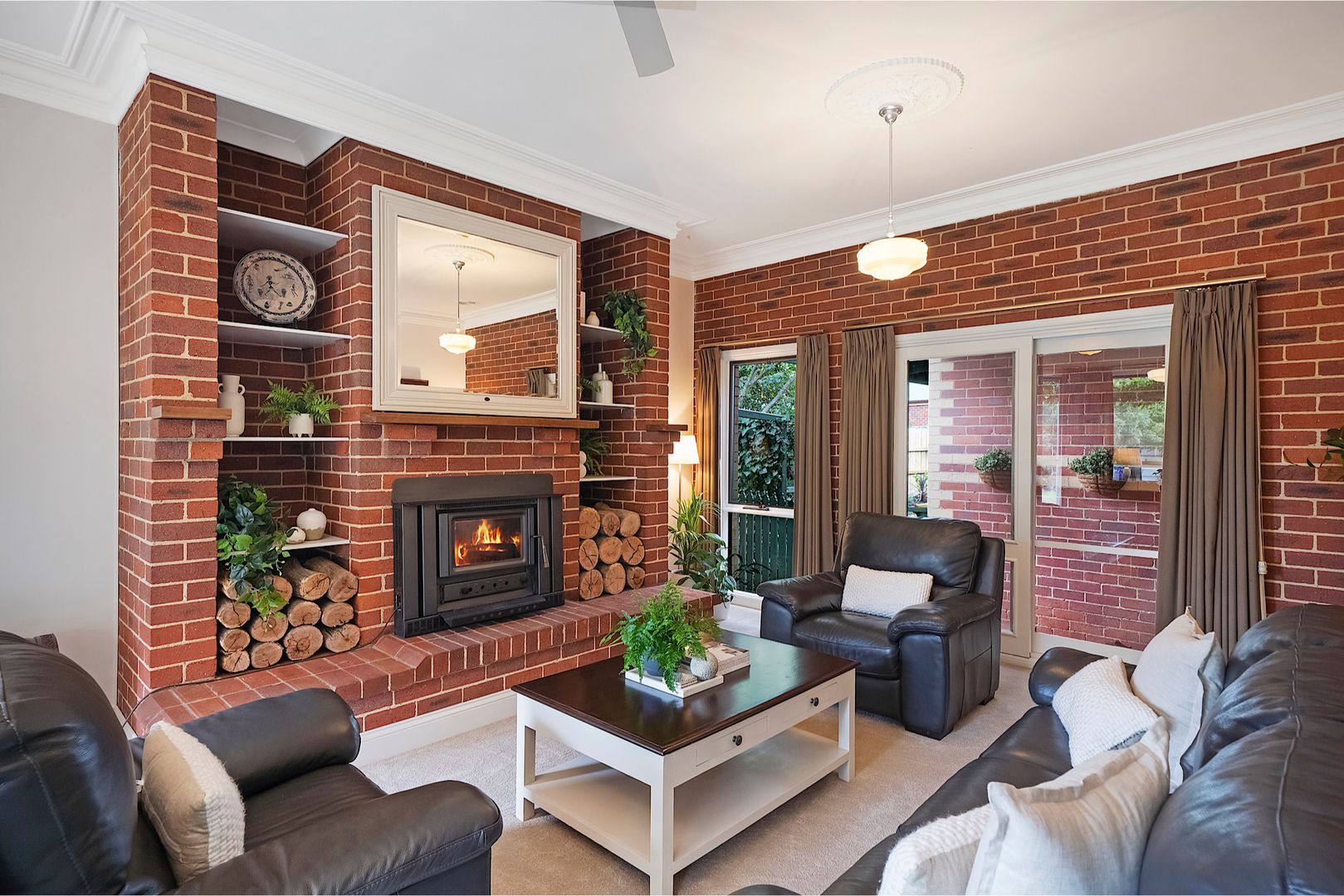 33 Stuart Drive, Woodend VIC 3442, Image 2