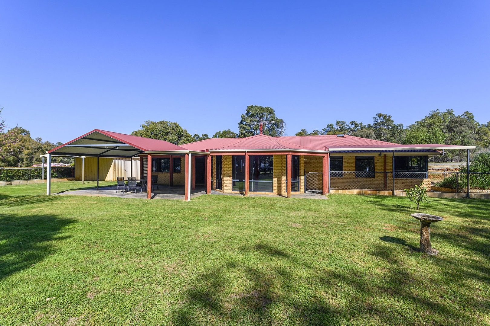 4 bedrooms House in 27 Wychwood Close BULLSBROOK WA, 6084