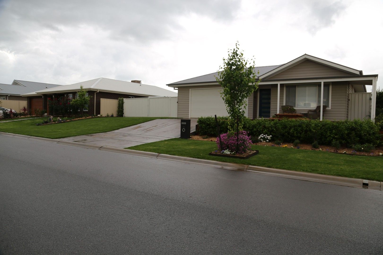 5 bedrooms House in 39 PARADISE DRIVE GOBBAGOMBALIN NSW, 2650