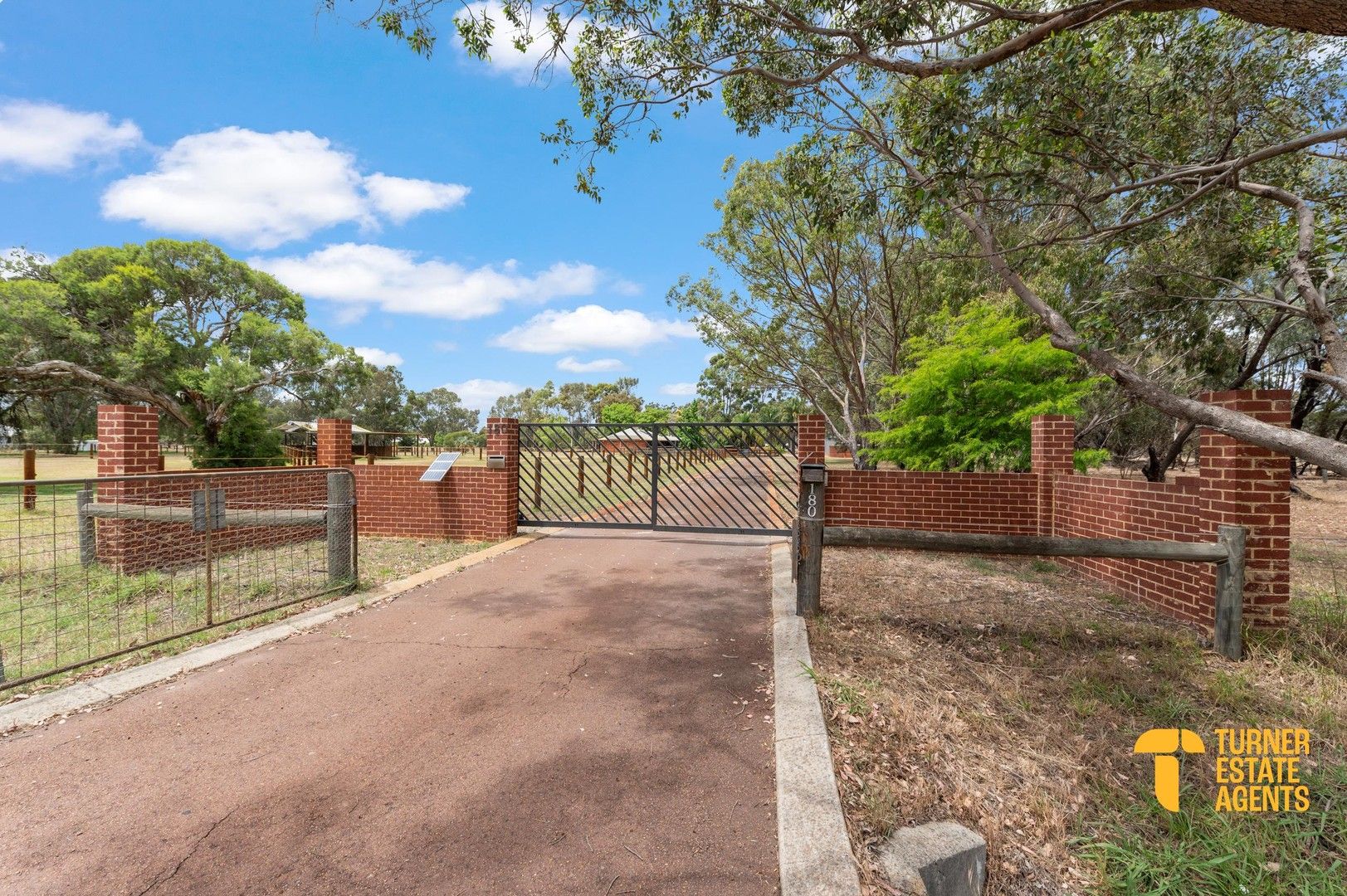 4 bedrooms House in 180 Country Drive OAKFORD WA, 6121