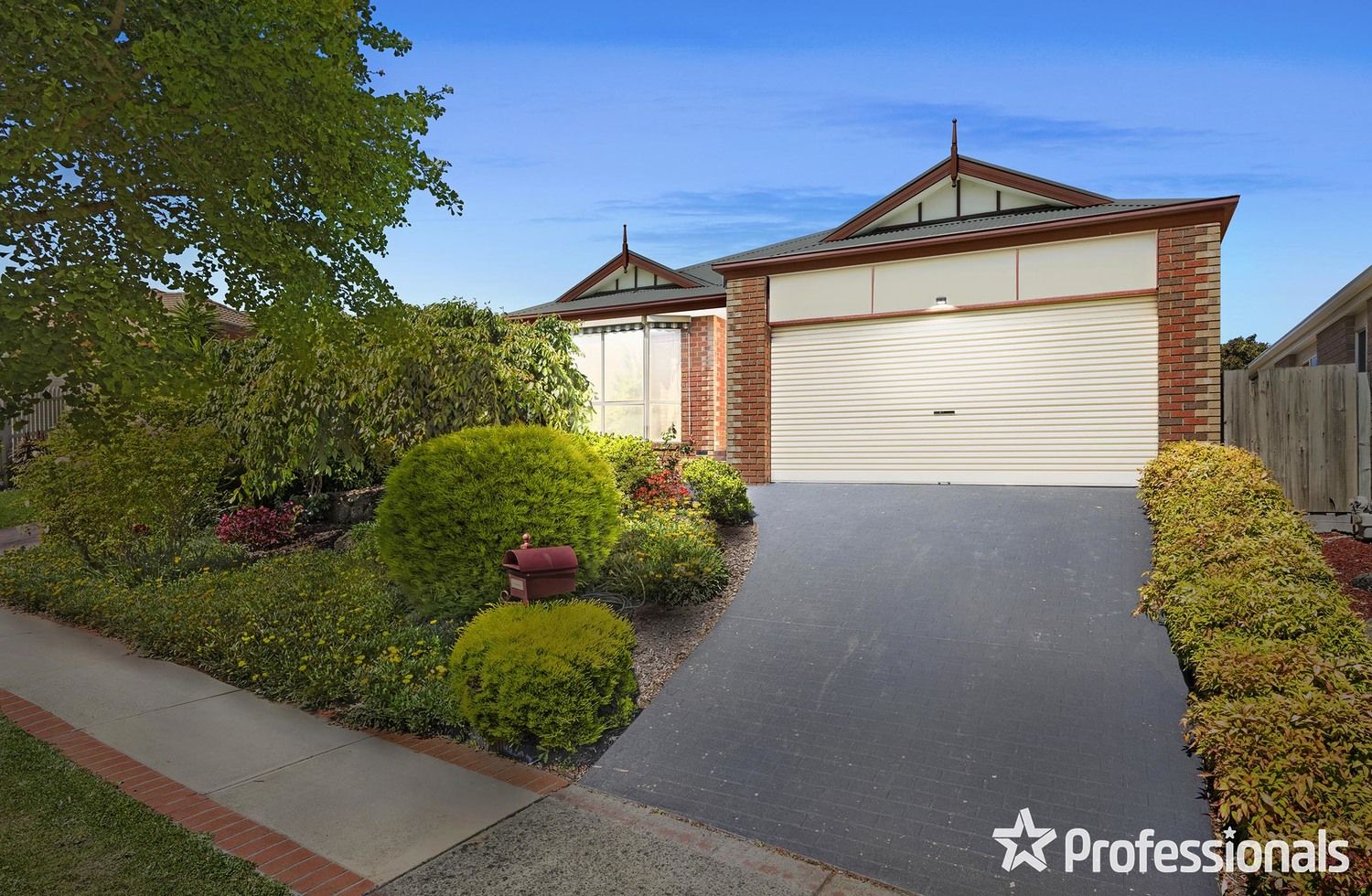 3 bedrooms House in 4 Hillrise Crescent CHIRNSIDE PARK VIC, 3116