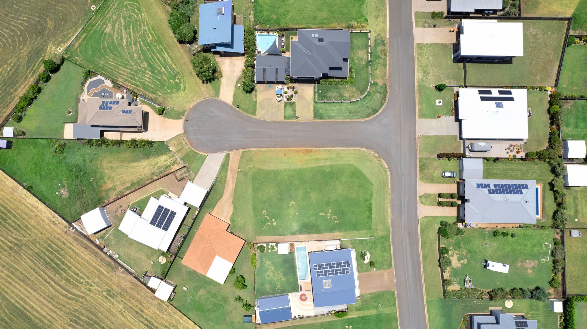 33 Emperor Drive, Elliott Heads QLD 4670 Domain