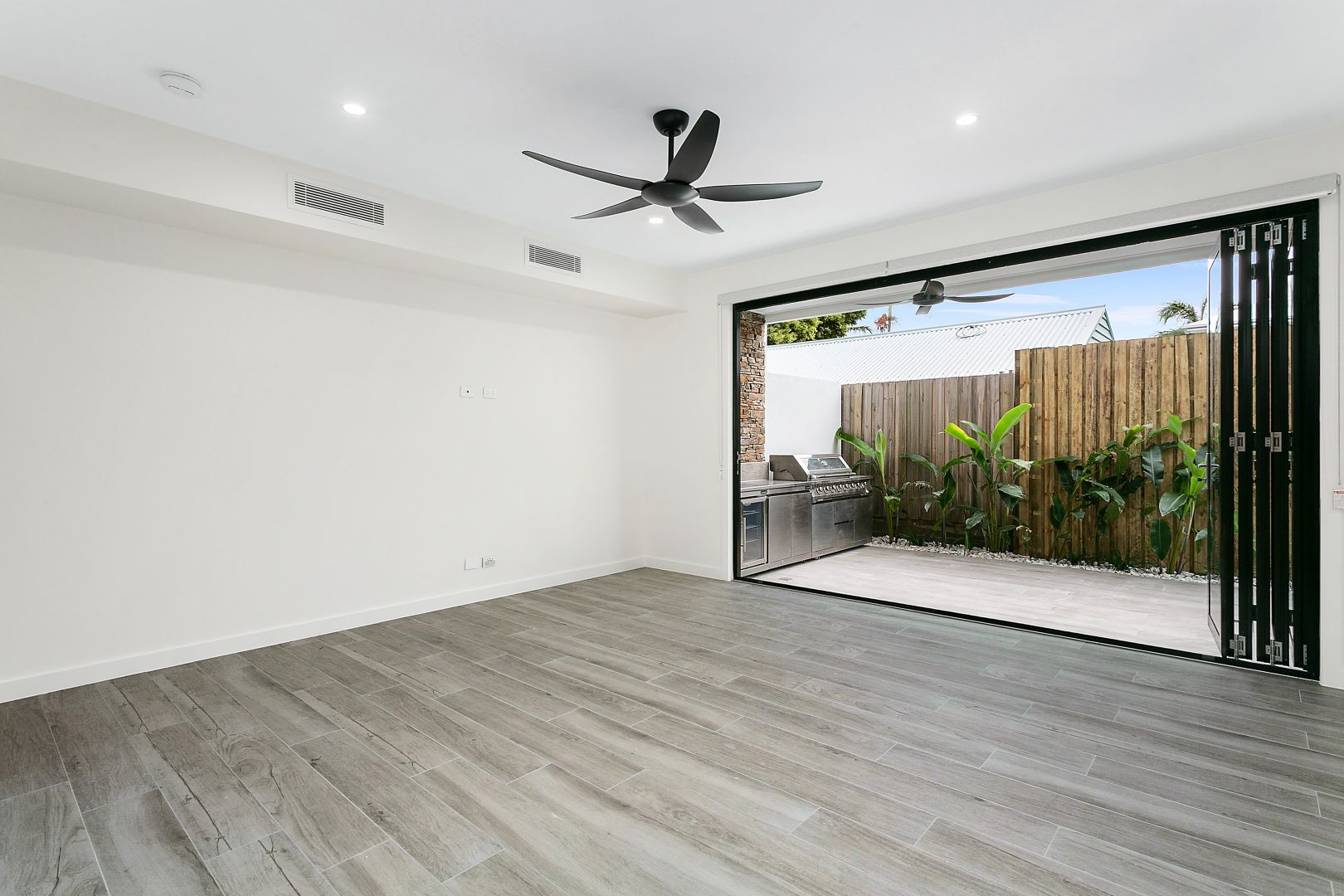 4/218 Cypress Terrace, Palm Beach QLD 4221, Image 2