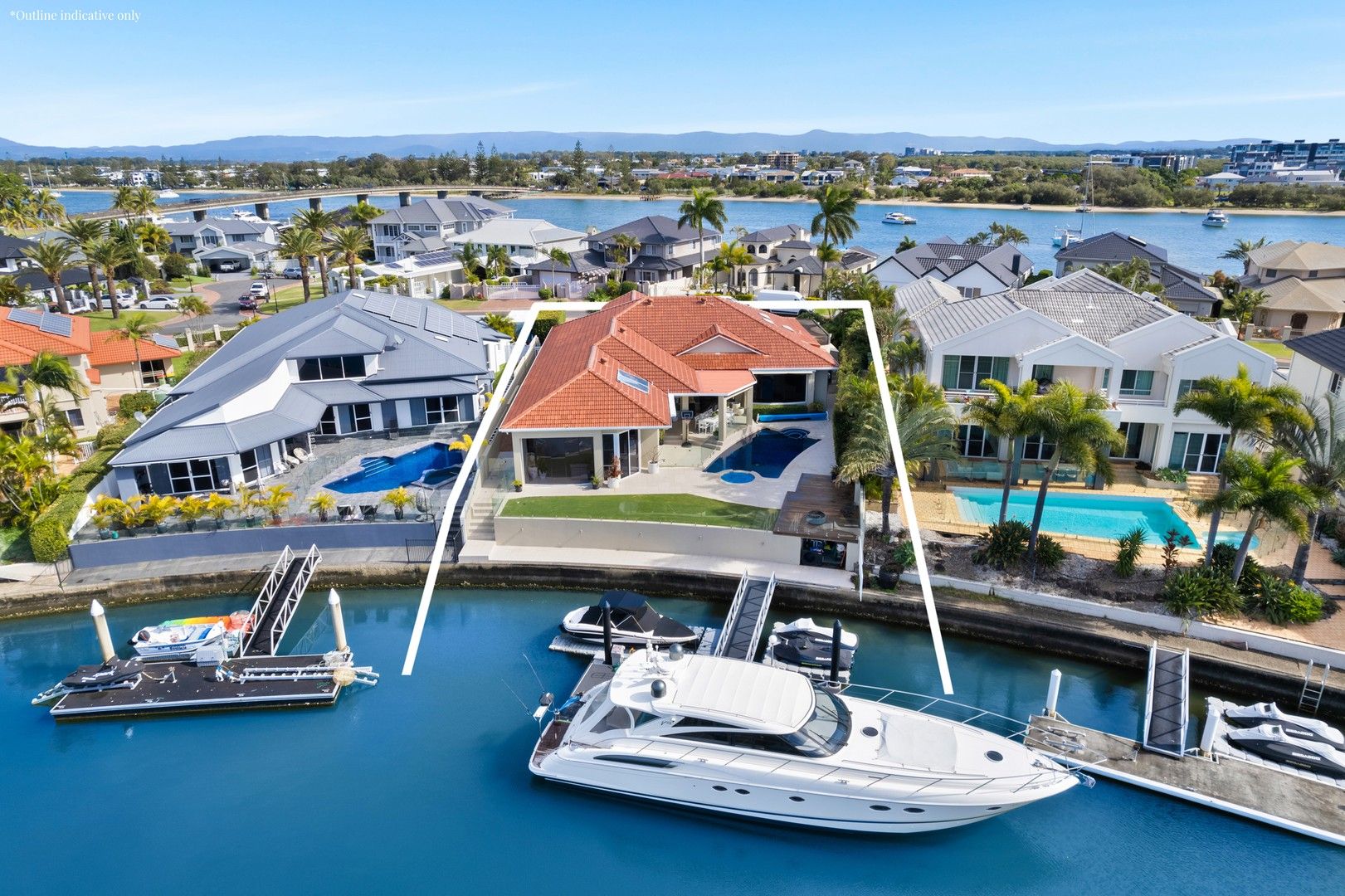 4 bedrooms House in 9 Excalibur Court PARADISE POINT QLD, 4216