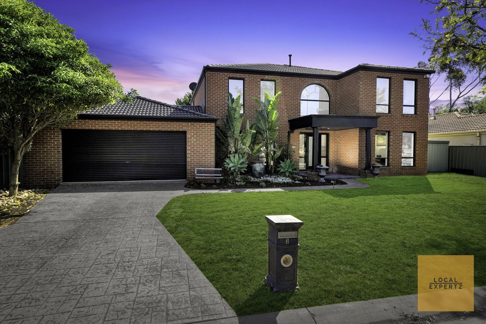 5 bedrooms House in 3 Creekbank Place CAROLINE SPRINGS VIC, 3023