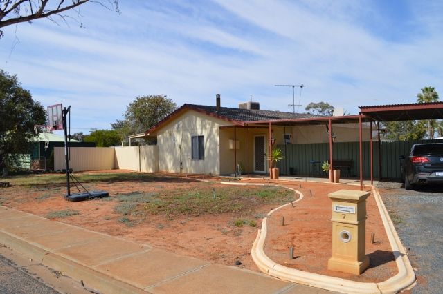 3 bedrooms House in 7 Oleosa Court KAMBALDA WEST WA, 6442