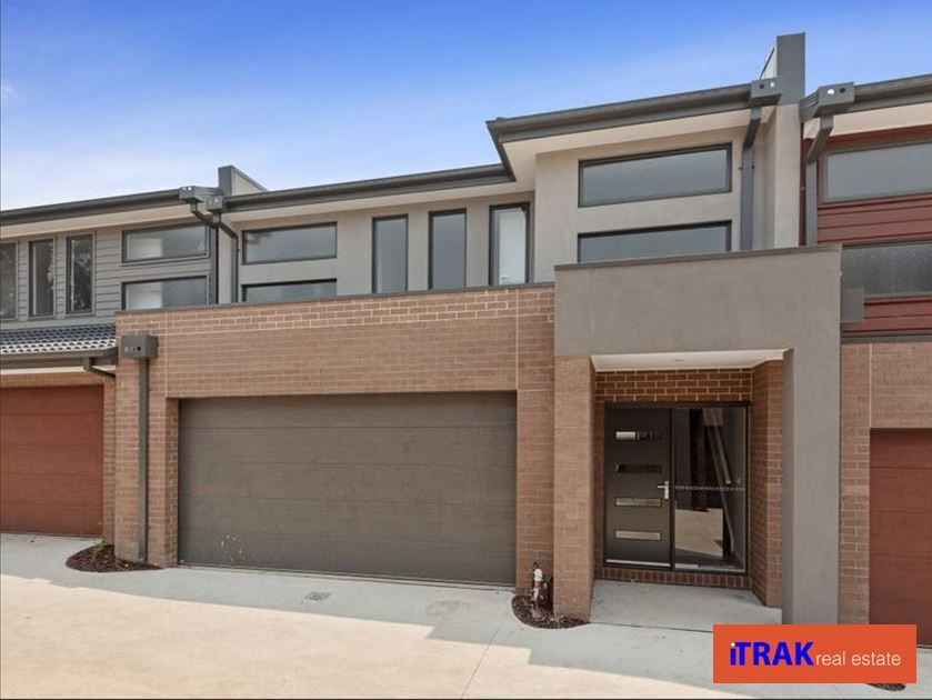 3 bedrooms Townhouse in 3 Scarlett Close KILSYTH VIC, 3137