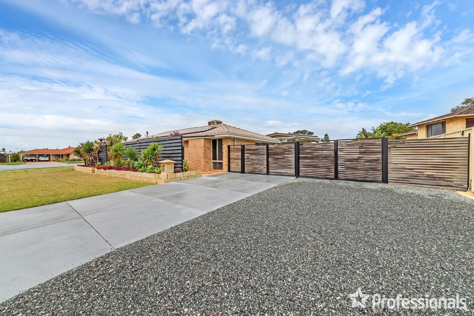4 bedrooms House in 1 Hanretty Street WARNBRO WA, 6169