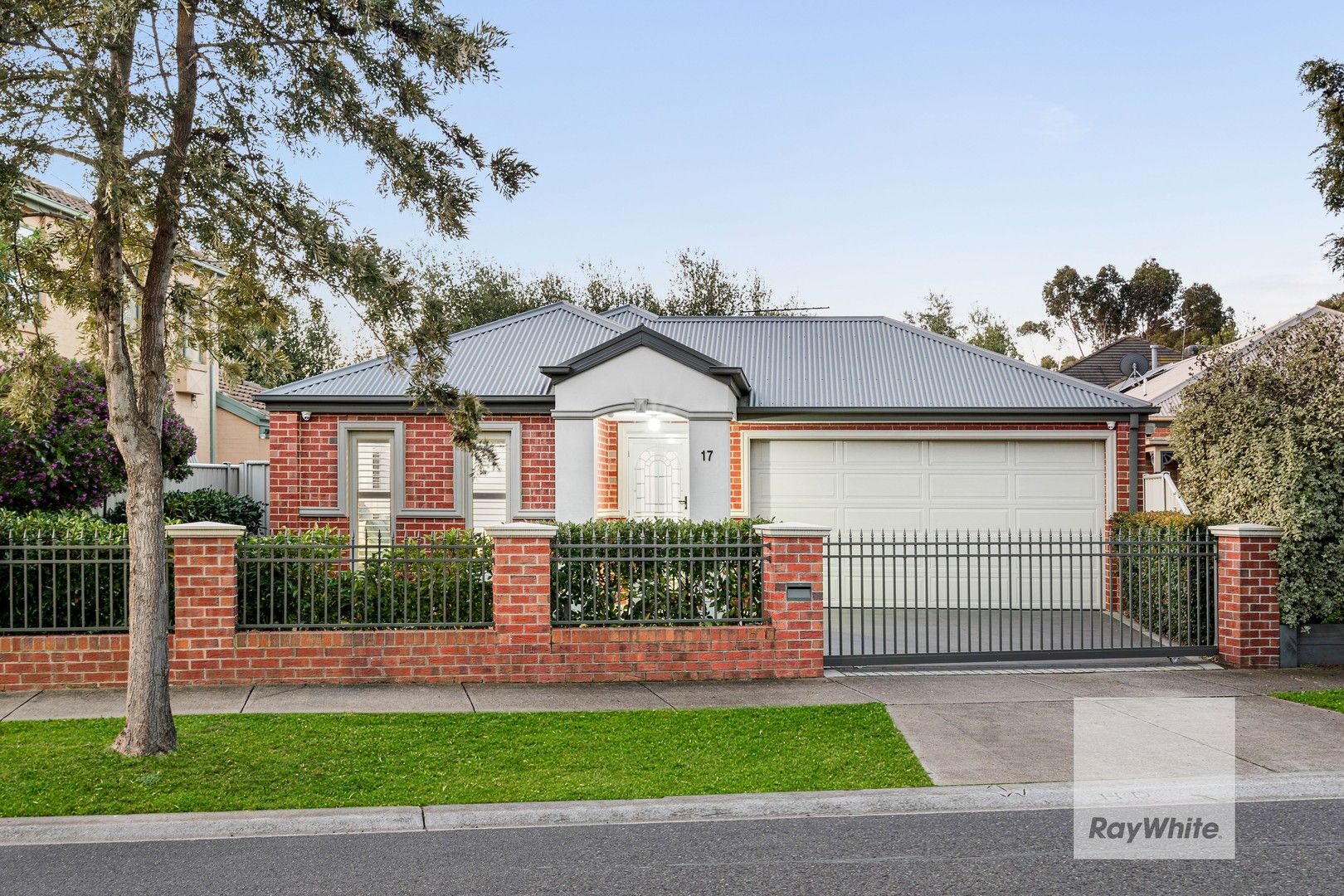 3 bedrooms House in 17 Blakeville Drive CAROLINE SPRINGS VIC, 3023