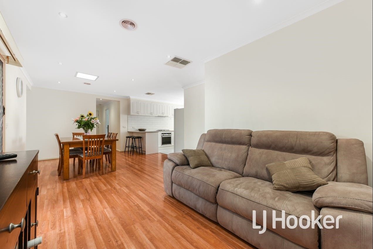 18 Amber Drive, Hampton Park VIC 3976, Image 2