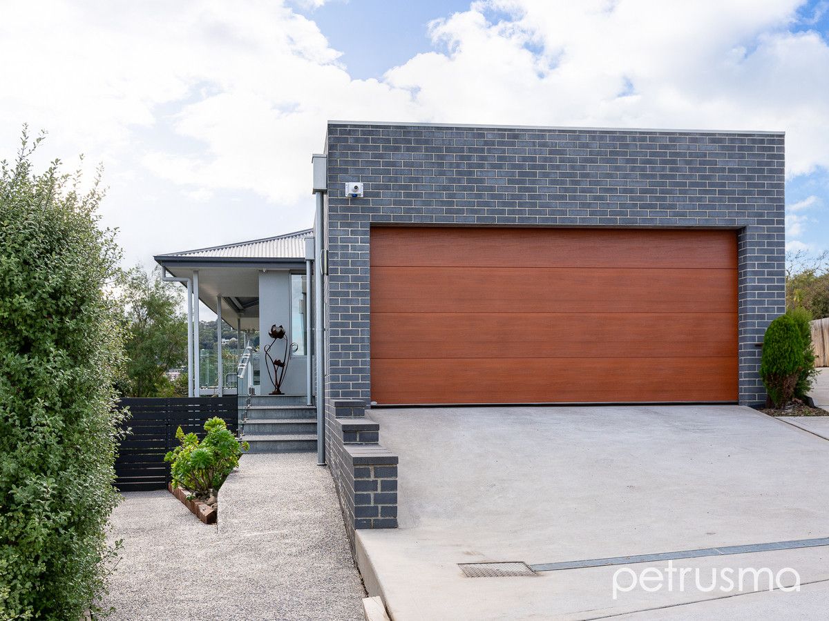 4 bedrooms House in 18 Swinton Place ROSE BAY TAS, 7015