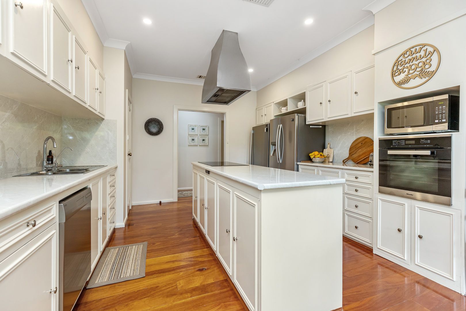 25 Cummins Drive, San Isidore NSW 2650, Image 2