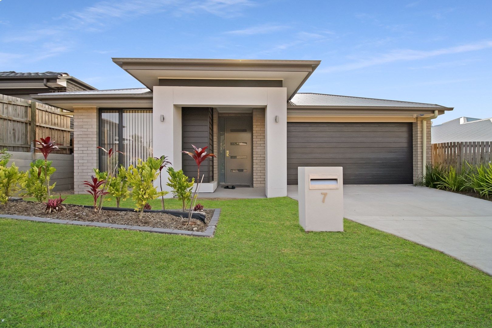 4 bedrooms House in 7 Prague Street SPRING MOUNTAIN QLD, 4300