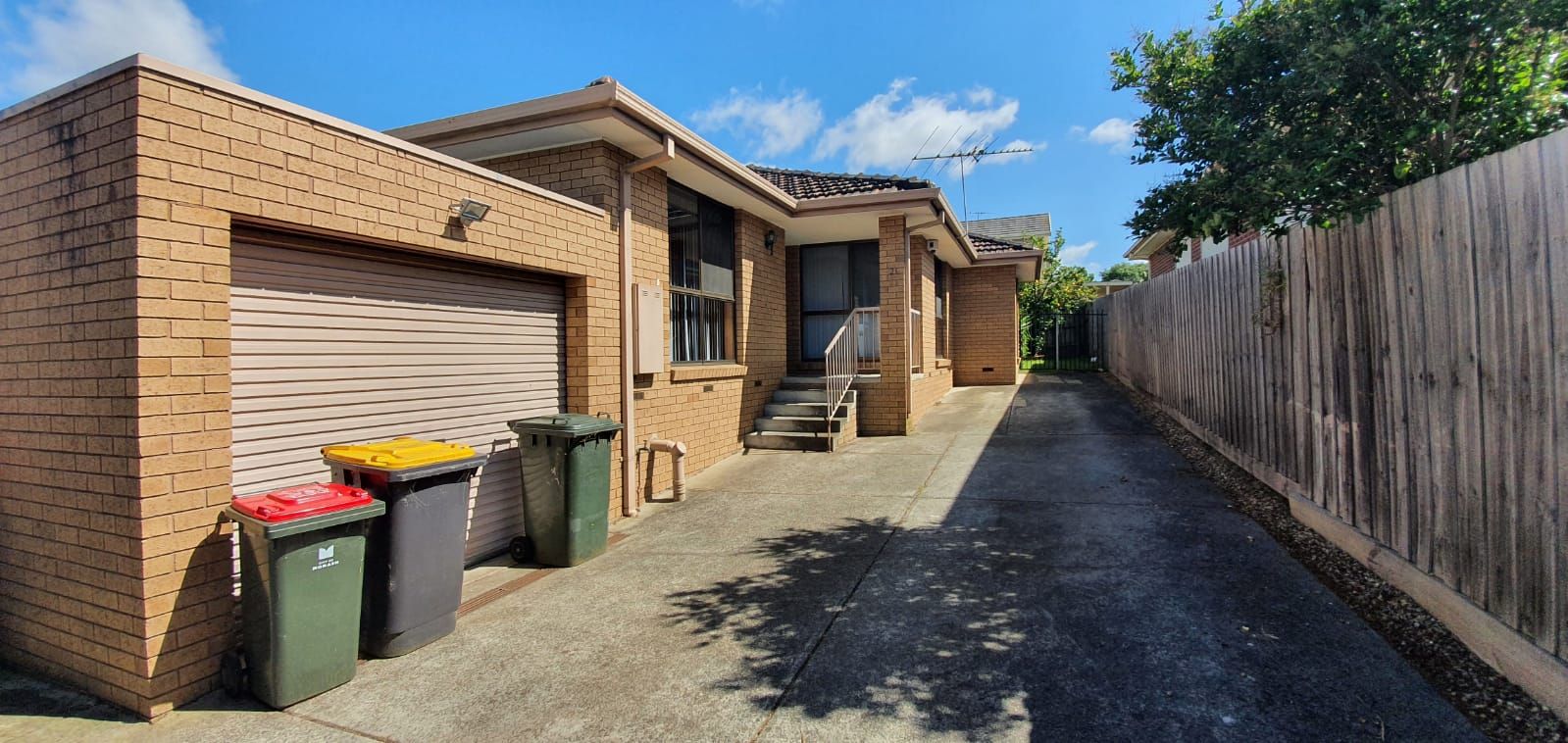 3 bedrooms Apartment / Unit / Flat in 2/1863 Dandenong Road OAKLEIGH EAST VIC, 3166