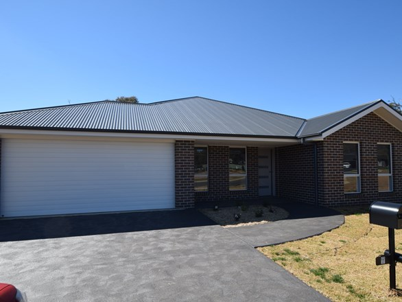 7 Francis Place, Young NSW 2594