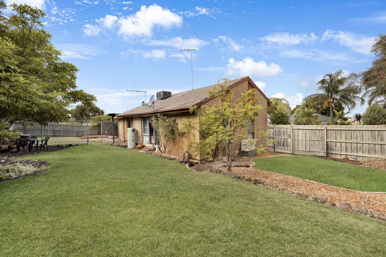 15 William Perry Close, Endeavour Hills VIC 3802, Image 2