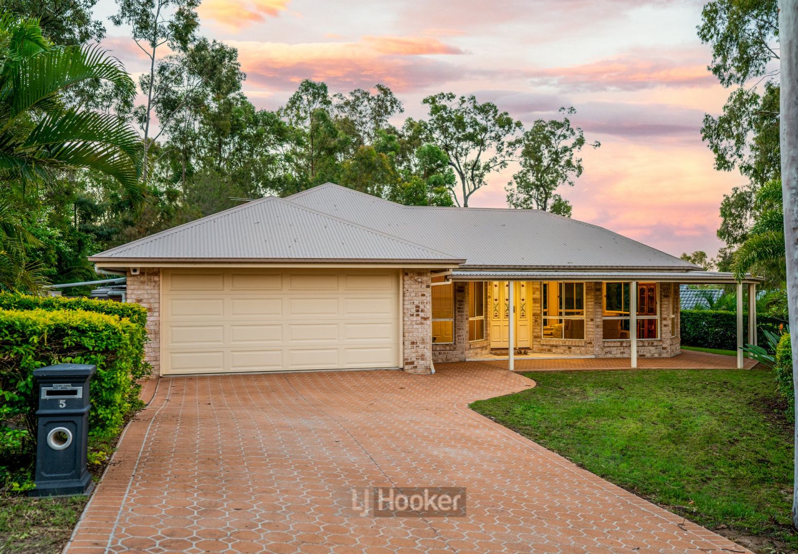 4 bedrooms House in 5 Cheltenham Place FOREST LAKE QLD, 4078