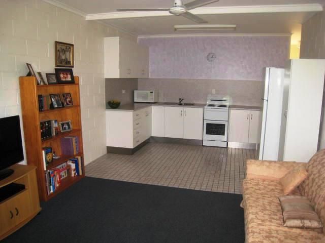 1/6-8 Clark Drive, Emerald QLD 4720, Image 2