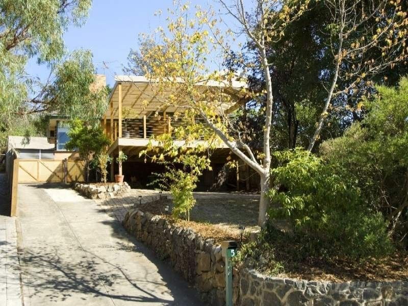 2 bedrooms House in 5 Meron Court GREENSBOROUGH VIC, 3088