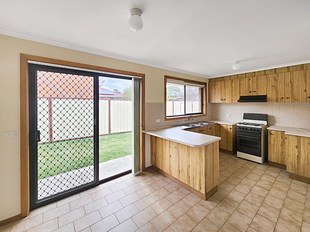 2/8 Dyer Street, Hoppers Crossing VIC 3029 Apartment For Rent 340