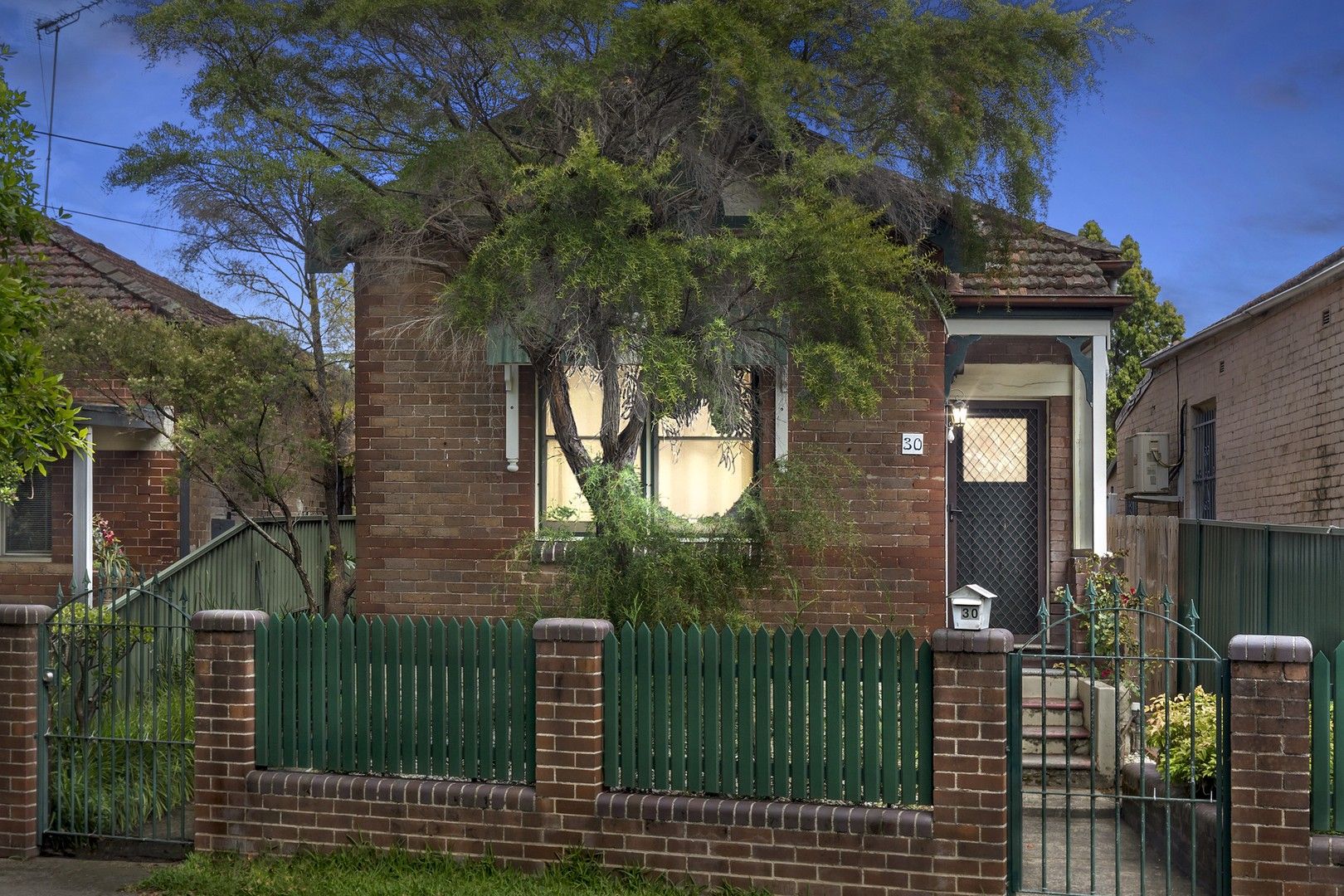 2 bedrooms House in 30 Railway Street BANKSIA NSW, 2216
