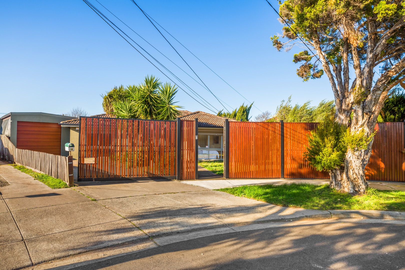 16 Sheldon Court, Gladstone Park VIC 3043, Image 1