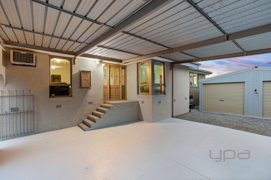 33 Huntingfield Drive, Hoppers Crossing VIC 3029, Image 2