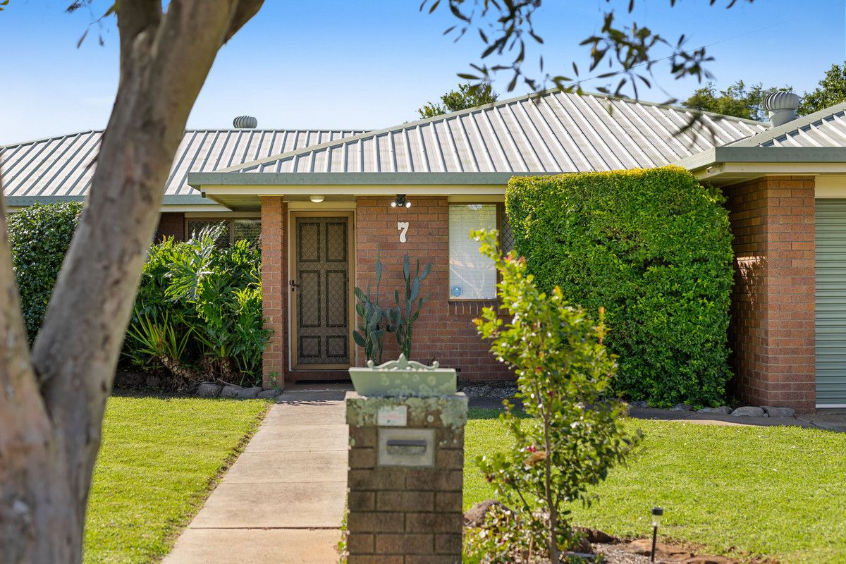 7 Barooga Court, Wilsonton Heights QLD 4350, Image 0