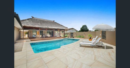 4 bedrooms House in 2 Plumosa Court MERMAID WATERS QLD, 4218