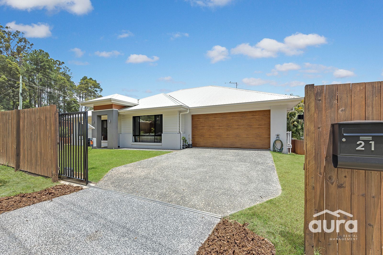 4 bedrooms House in 21 Coorparoo Road WARNER QLD, 4500