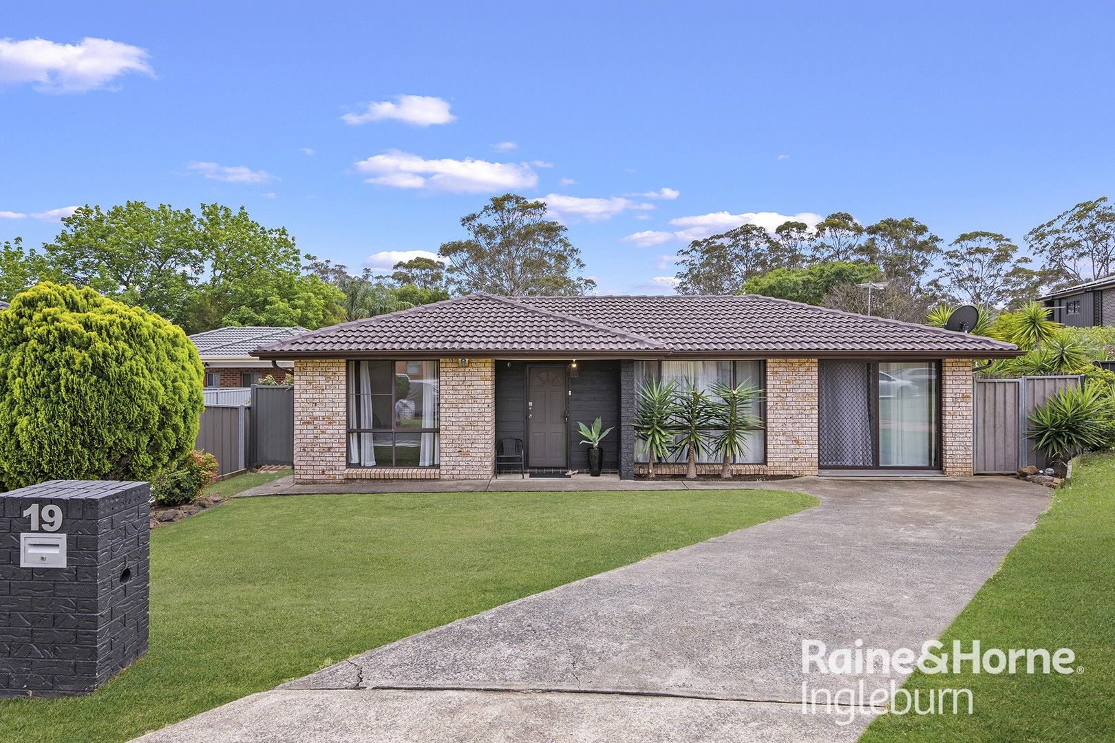 5 bedrooms House in 19 Mentha Place MACQUARIE FIELDS NSW, 2564