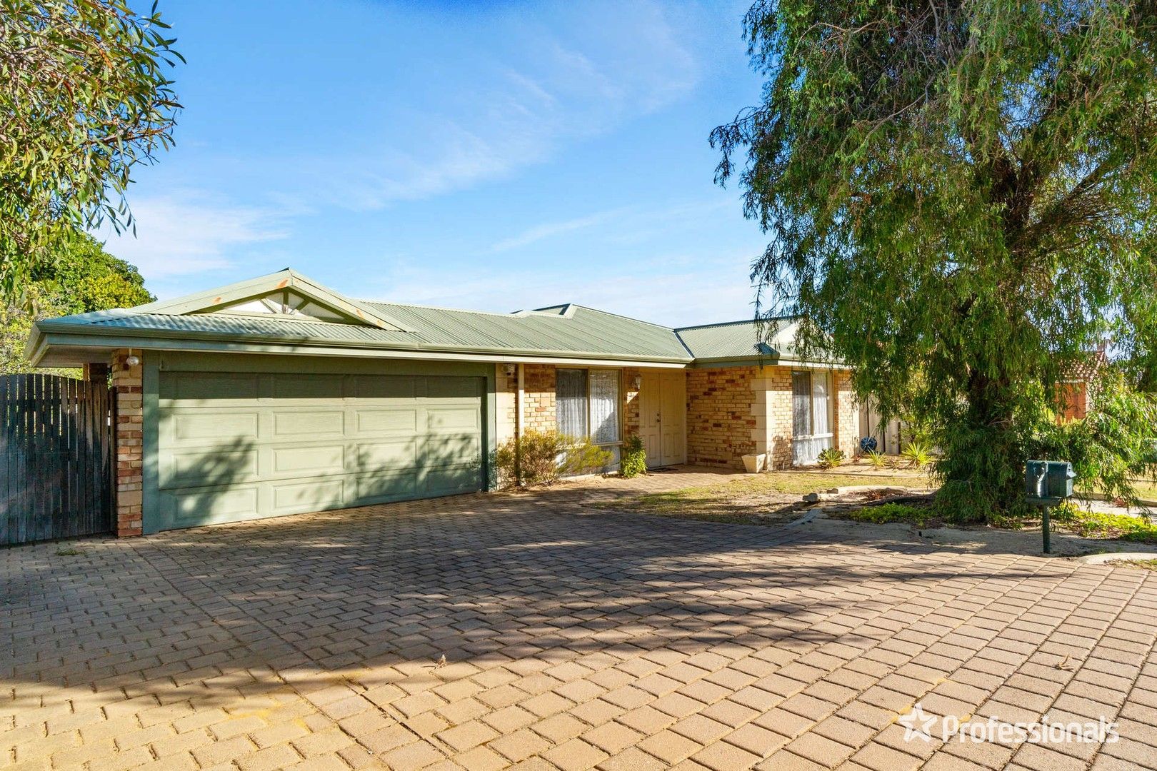 4 bedrooms House in 34 Worlanna Mews QUINNS ROCKS WA, 6030