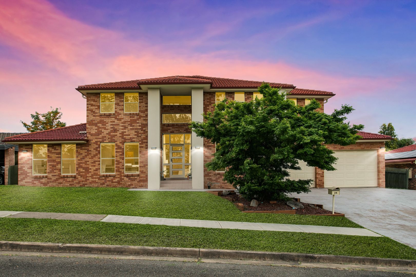 39 Sutherland Avenue, Kings Langley Property History & Address