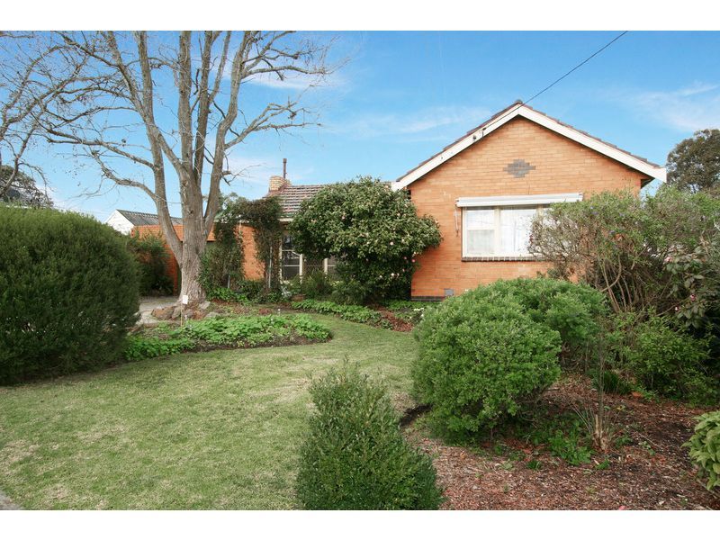 1 Hedge End Road, Mitcham VIC 3132