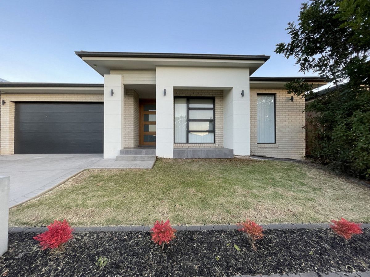4 bedrooms House in 51 Milton Circuit ORAN PARK NSW, 2570