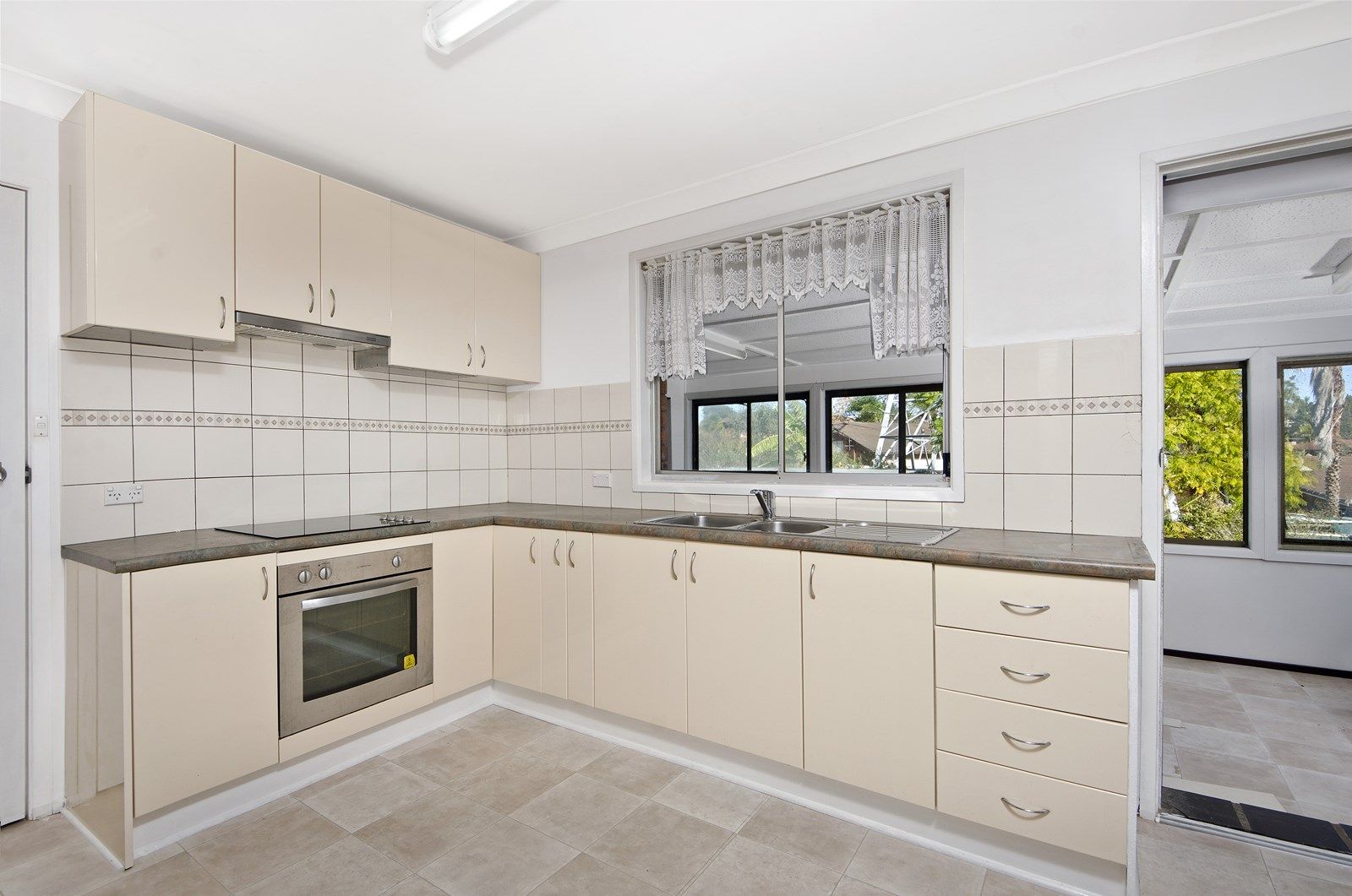 18 Pokolbin Place, Edensor Park NSW 2176, Image 2