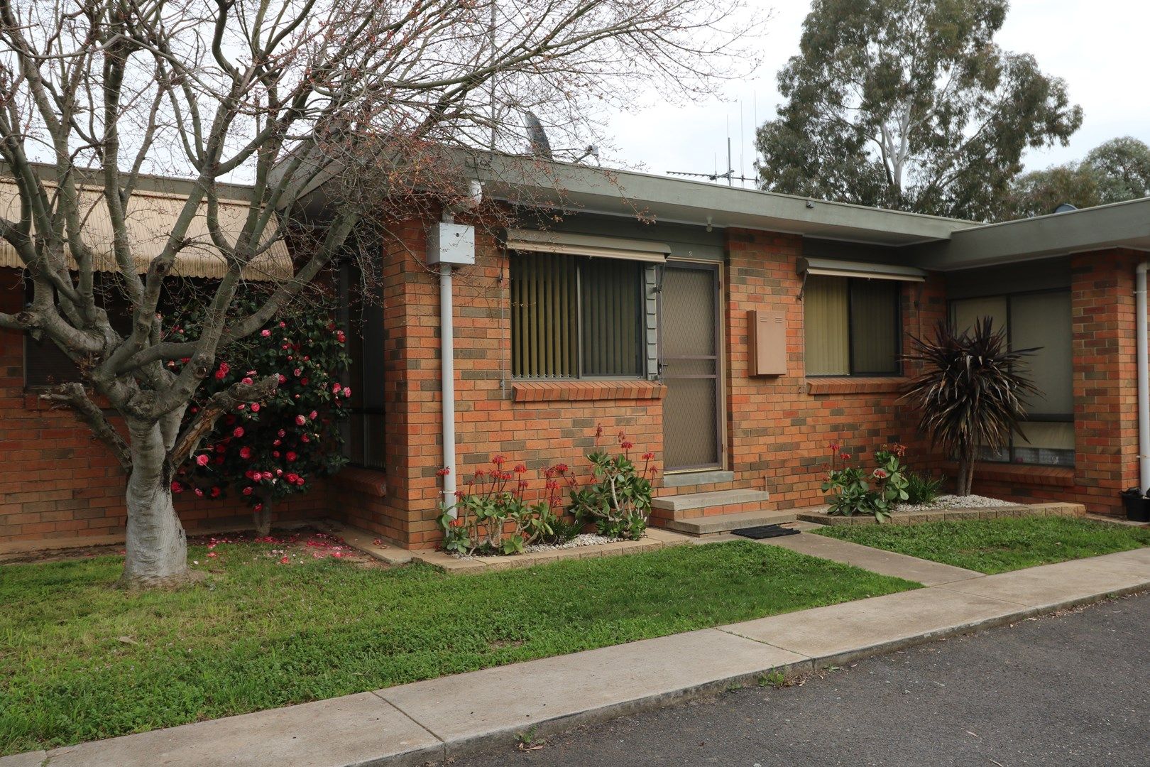 2 bedrooms Apartment / Unit / Flat in 2/1 Cliff Avenue STRATHDALE VIC, 3550