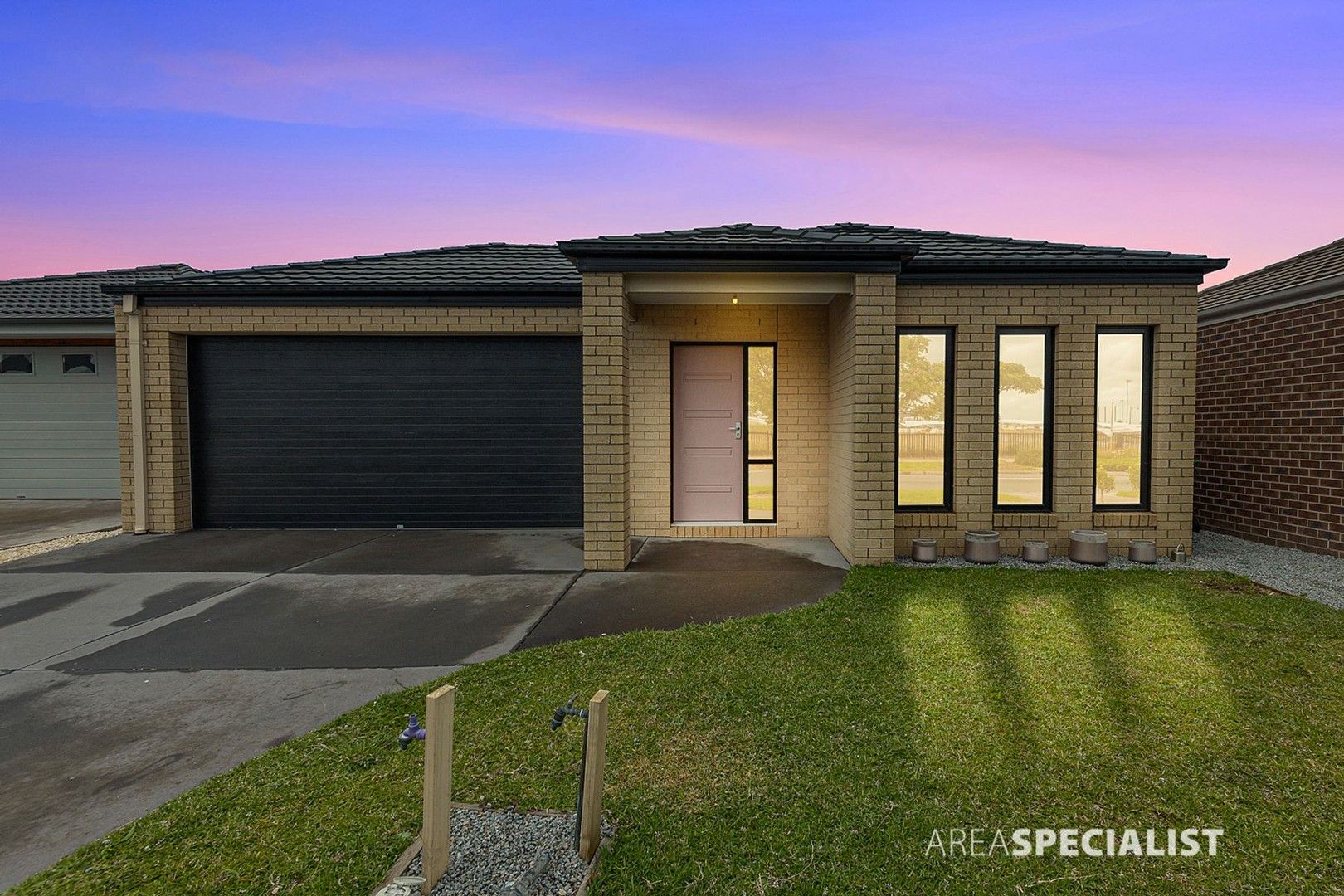 4 bedrooms House in 93 Caversham Drive PAKENHAM VIC, 3810