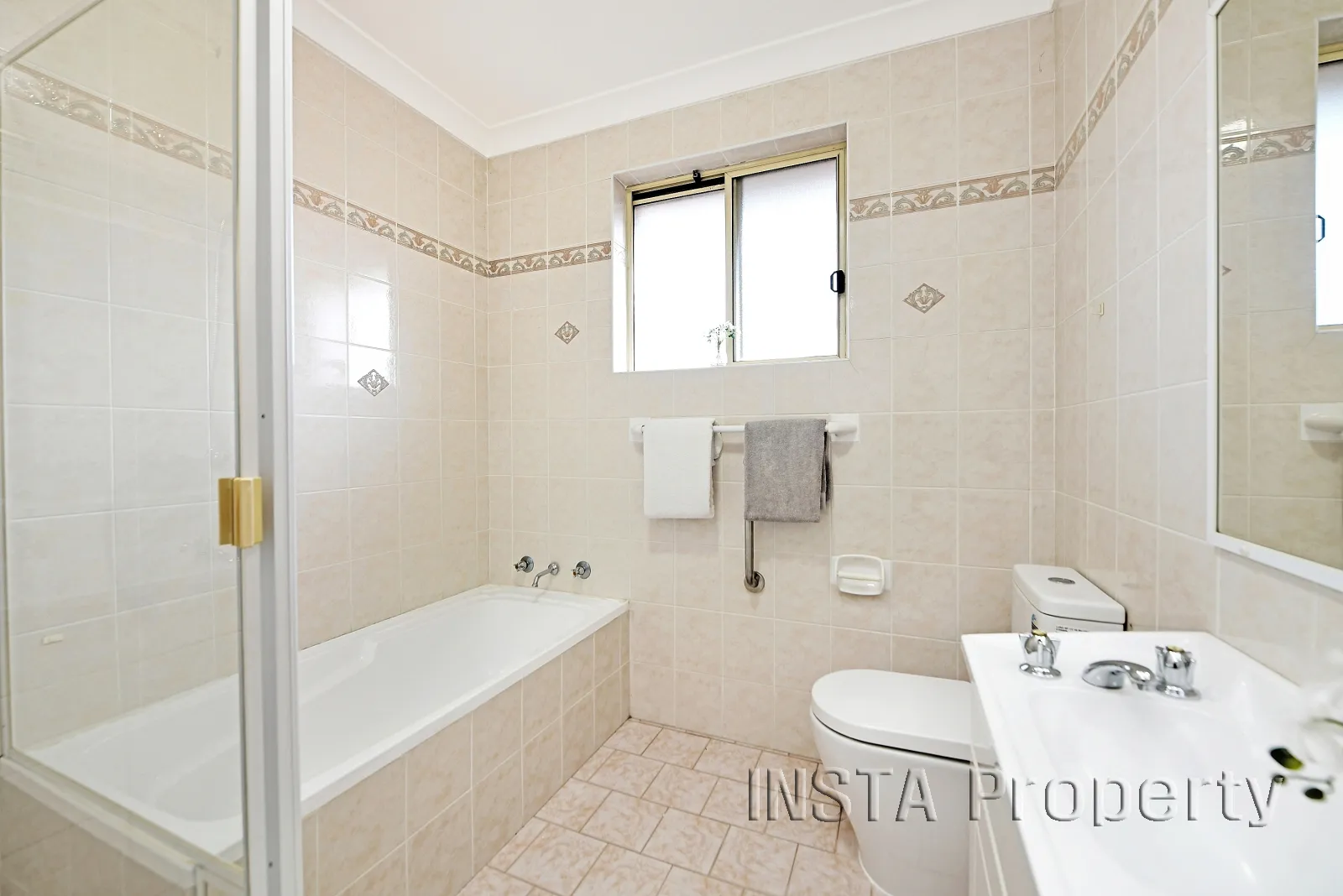 Spacious Full-Brick Unit with Double Garage in Prime Campsie Location - Więcej
