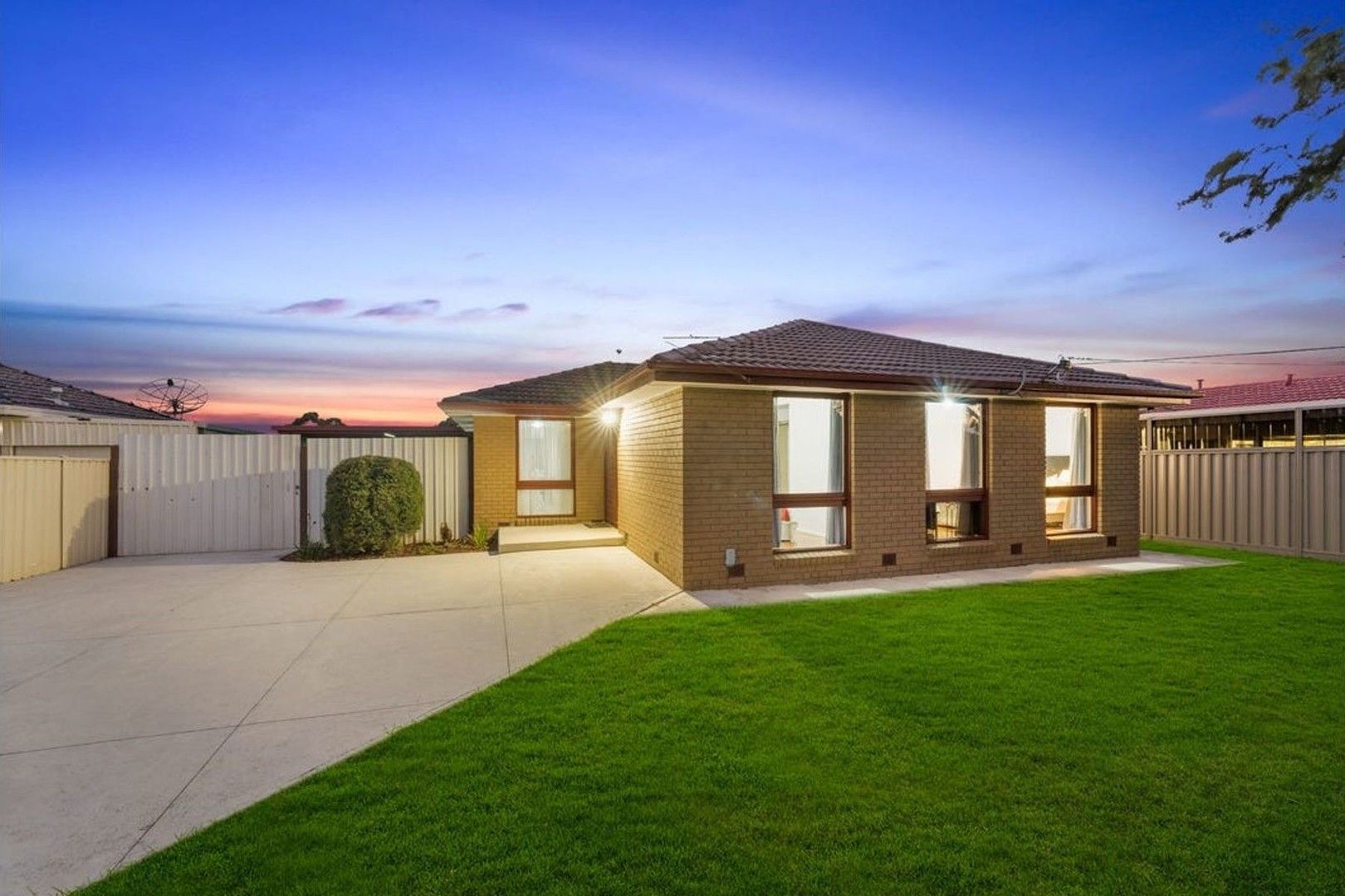 5 bedrooms House in 16 Firbank Terrace ALBANVALE VIC, 3021