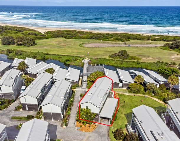 12 Beachside Drive, Caves Beach NSW 2281