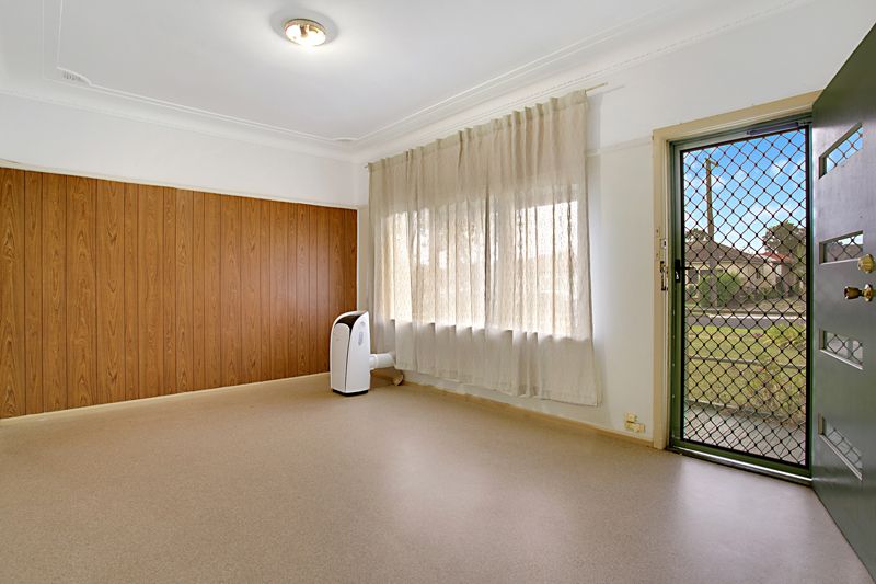 19 Phelps Crescent, Bradbury NSW 2560, Image 2