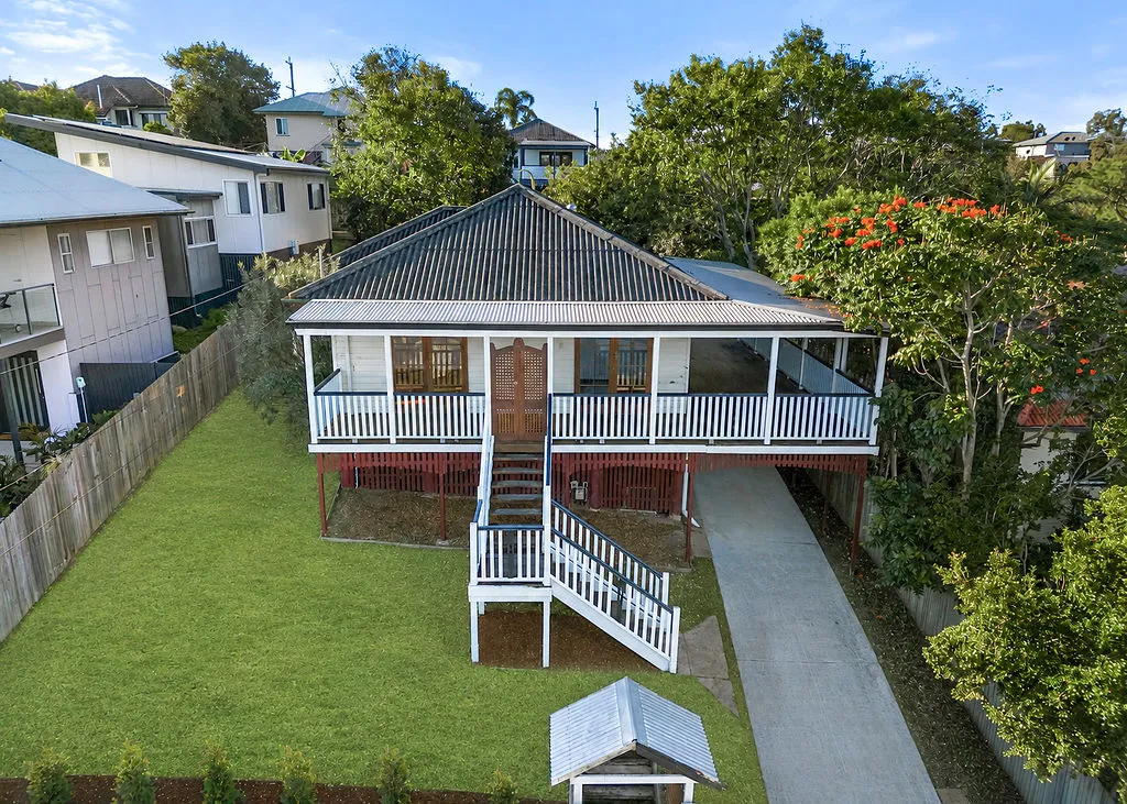 CITY VIEWS ON 602SQM, 8KM FROM THE CBD, Stafford