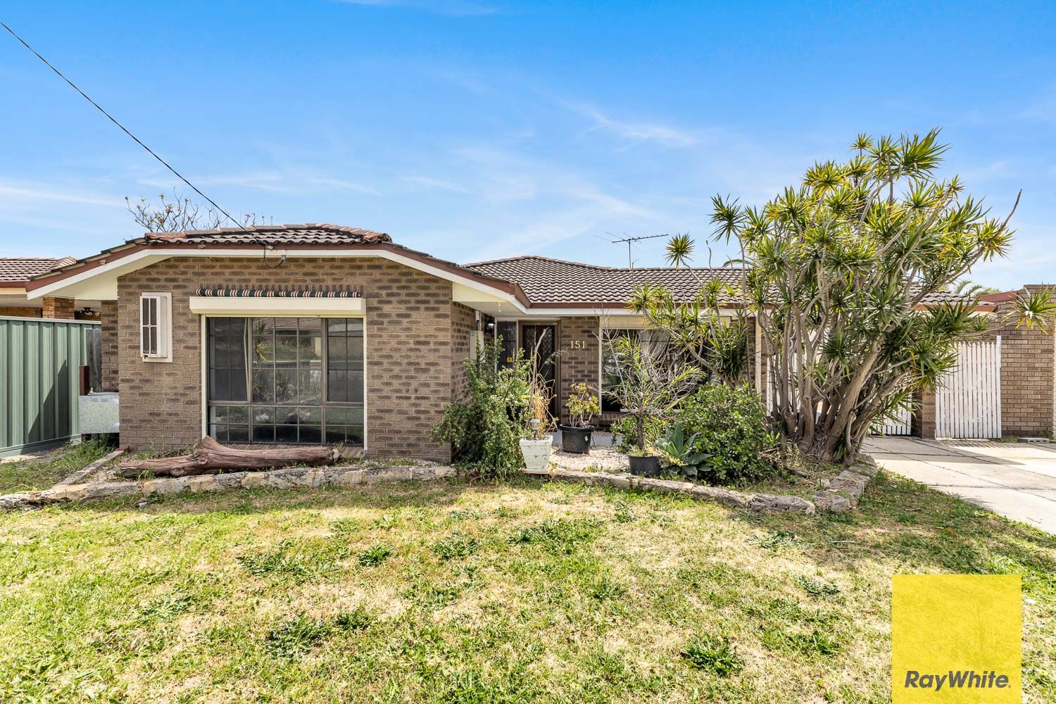 4 bedrooms House in 151 Berehaven Avenue THORNLIE WA, 6108
