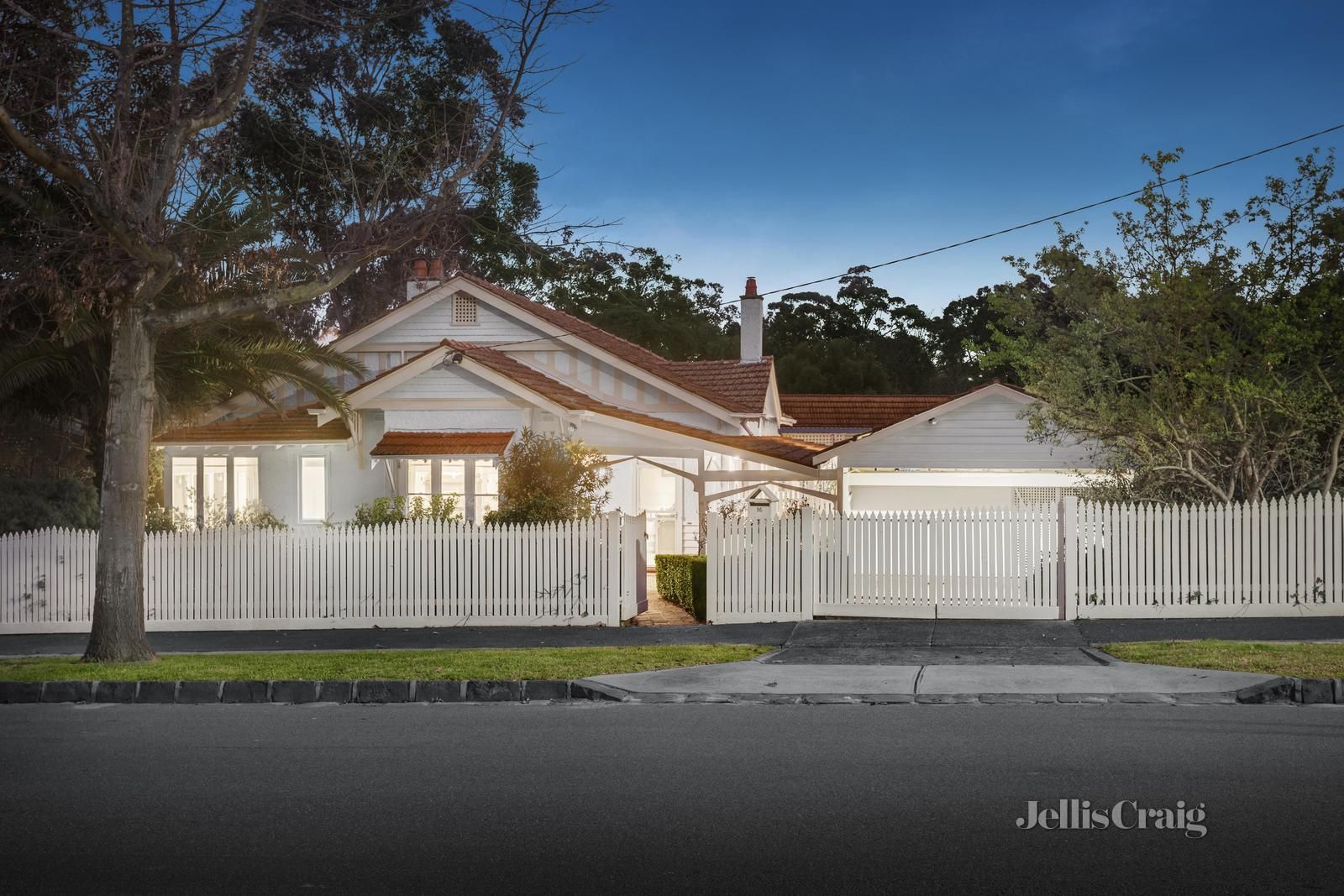 4 bedrooms House in 16 Myrtle Road CANTERBURY VIC, 3126